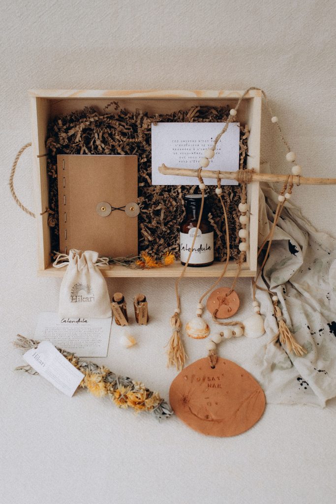 Coffret Calendula. Confection artisanale réalisée en un seul exemplaire avec argile et matières naturelles. Expérience alchimique unique guidée par les gardiens du vivant : calendula, hélichryse, citrine, mantra : sat nam. Intention : transmutation-lumière du cœur-joie-abondance-vérité-identité