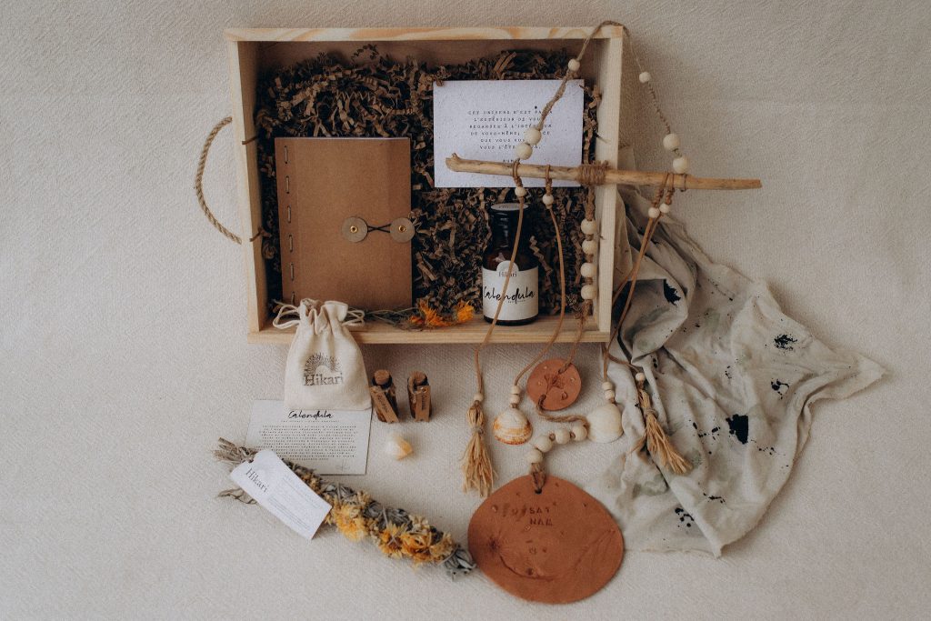 Coffret Calendula. Confection artisanale réalisée en un seul exemplaire avec argile et matières naturelles. Expérience alchimique unique guidée par les gardiens du vivant : calendula, hélichryse, citrine, mantra : sat nam. Intention : transmutation-lumière du cœur-joie-abondance-vérité-identité