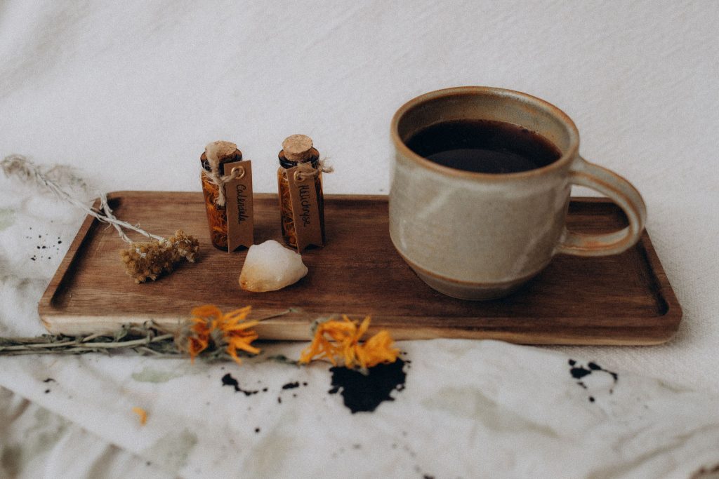 Infusion rituelle coffret Calendula. Confection artisanale réalisée en un seul exemplaire avec argile et matières naturelles. Expérience alchimique unique guidée par les gardiens du vivant : calendula, hélichryse, citrine, mantra : sat nam. Intention : transmutation-lumière du cœur-joie-abondance-vérité-identité