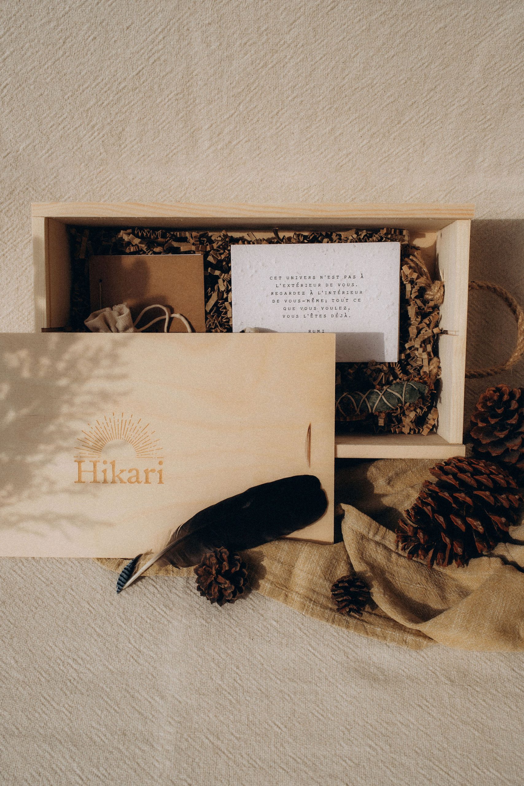 Coffret amulettes ouvert : confection artisanale réalisée en un seul exemplaire avec argile et matières naturelles. Rite initiatique à la rencontre de la magie du vivant.