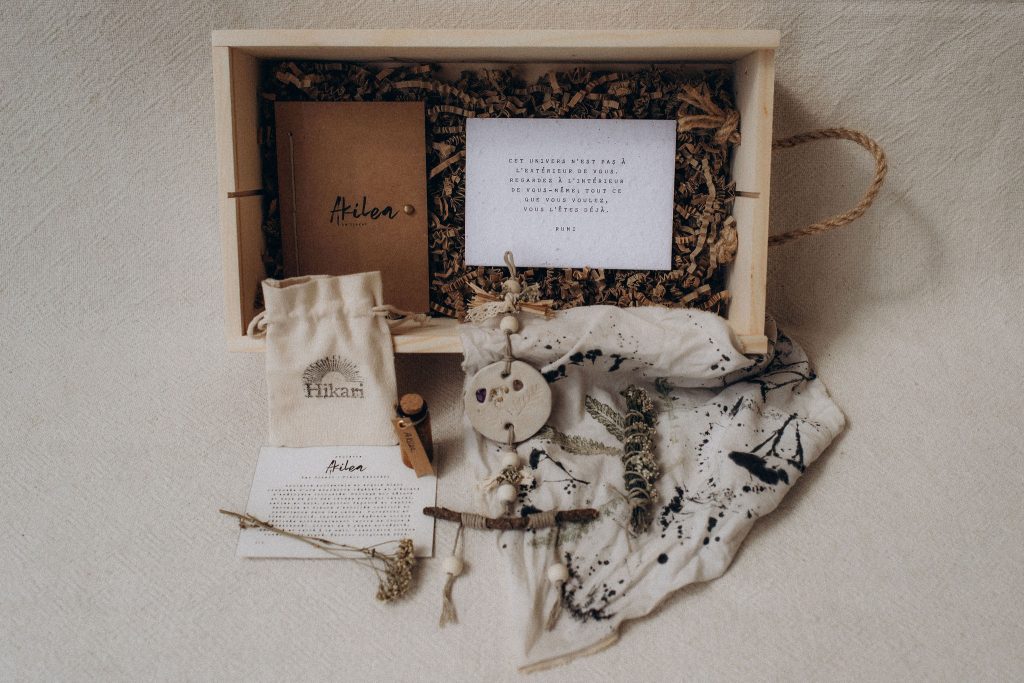 Amulette akilea & améthyste : confection artisanale réalisée en un seul exemplaire avec argile et matières naturelles. Rite initiatique à la rencontre de la magie du vivant guidé par : achillée millefeuille, améthyste. Intention : guérison-transmutation-clarté.