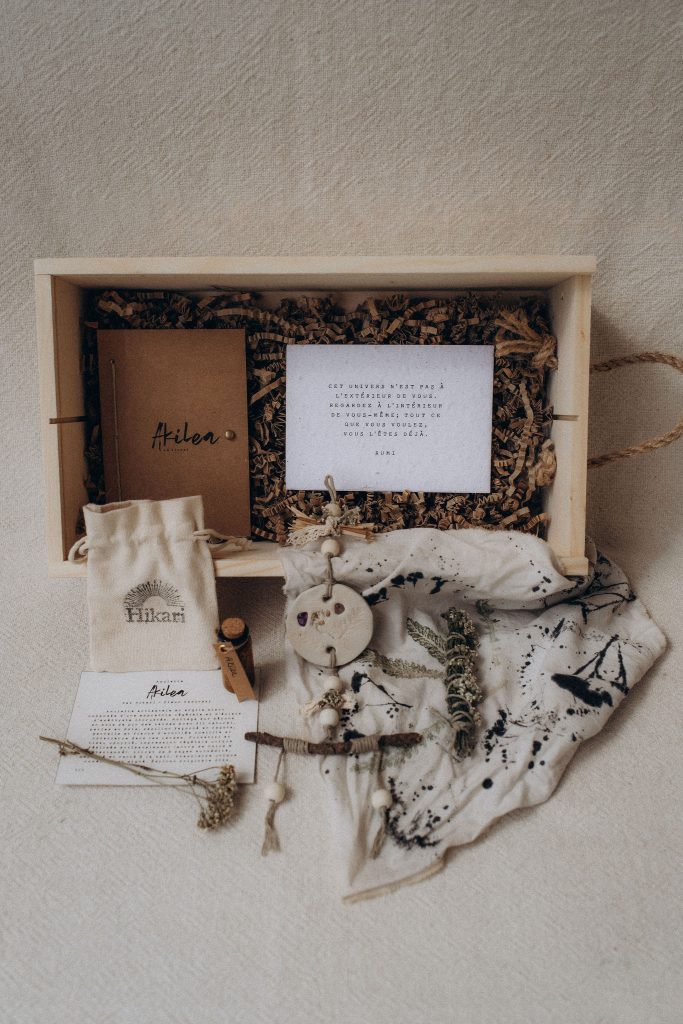 Amulette akilea & améthyste : confection artisanale réalisée en un seul exemplaire avec argile et matières naturelles. Rite initiatique à la rencontre de la magie du vivant guidé par : achillée millefeuille, améthyste. Intention : guérison-transmutation-clarté.