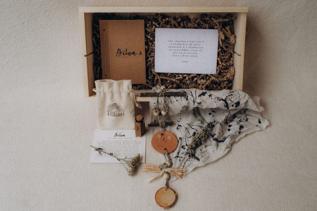 Amulette Akilea & quartz rose #1 : confection artisanale réalisée en un seul exemplaire avec argile et matières naturelles. Rite initiatique à la rencontre de la magie du vivant guidé par : achillée millefeuille, quartz rose. Intention : douceur-guérison-amour