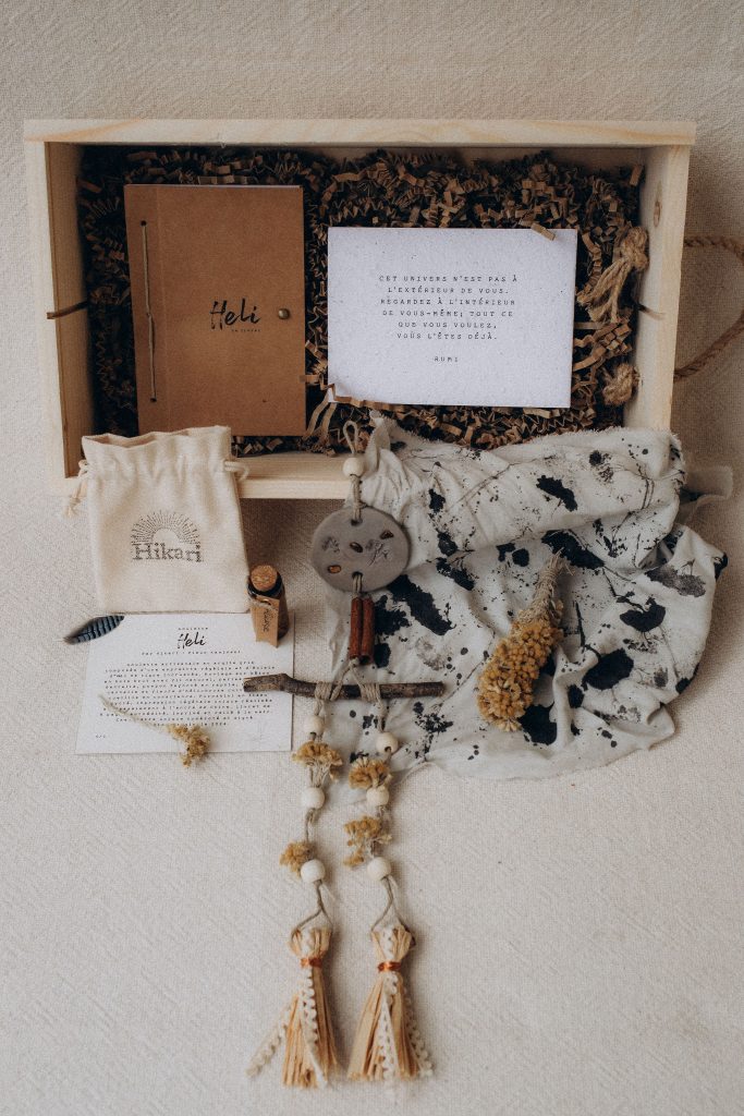 Amulette Héli & Œil de tigre : confection artisanale réalisée en un seul exemplaire avec argile et matières naturelles. Rite initiatique à la rencontre de la magie du vivant guidé par : hélichryse, œil de tigre. Intention : confiance-courage-rayonnement
