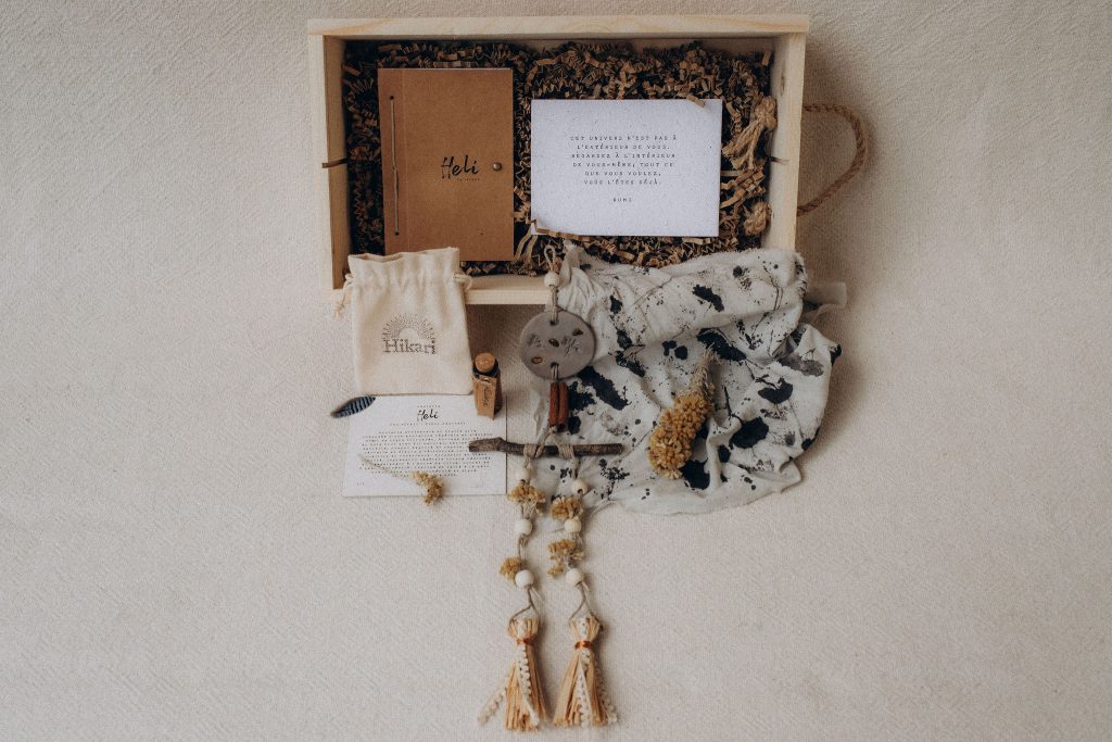 Amulette Héli & Œil de tigre : confection artisanale réalisée en un seul exemplaire avec argile et matières naturelles. Rite initiatique à la rencontre de la magie du vivant guidé par : hélichryse, œil de tigre. Intention : confiance-courage-rayonnement