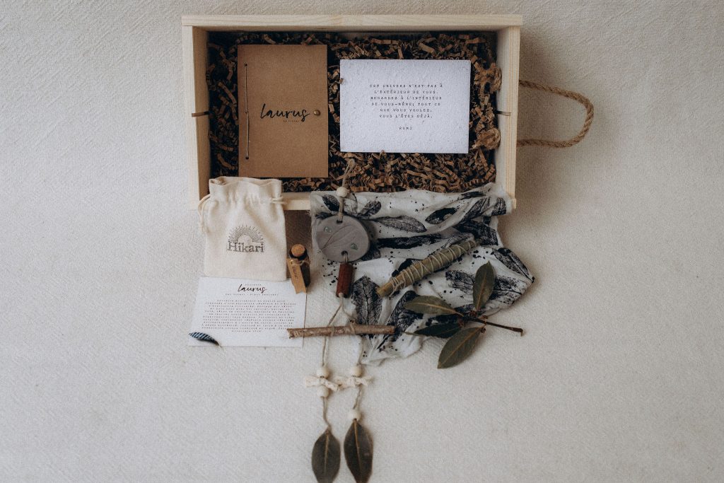 Amulette Laurus & Aventurine : confection artisanale réalisée en un seul exemplaire avec argile et matières naturelles. Rite initiatique à la rencontre de la magie du vivant guidé par : laurier noble, aventurine. Intention : confiance-protection-expansion