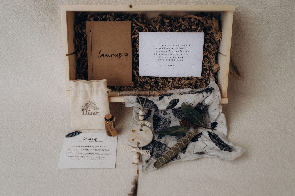 Amulette Laurus & Citrine : confection artisanale réalisée en un seul exemplaire avec argile et matières naturelles. Rite initiatique à la rencontre de la magie du vivant guidé par : laurier noble, citrine. Intention : confiance-rayonnement -abondance