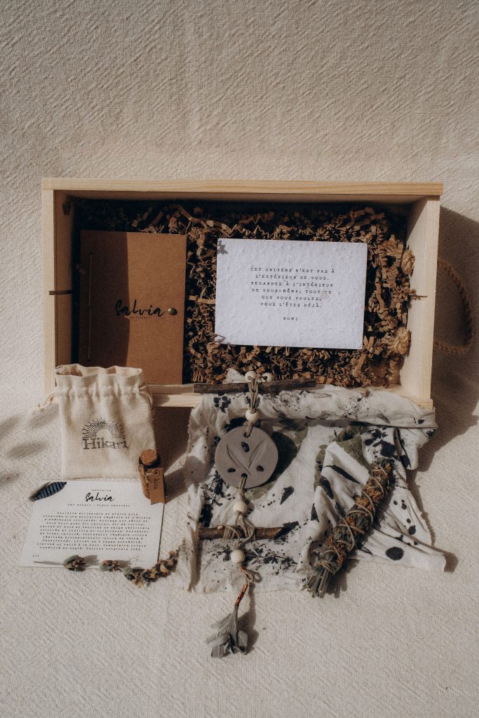Amulette Salvia & AMéthyste : confection artisanale réalisée en un seul exemplaire avec argile et matières naturelles. Rite initiatique à la rencontre de la magie du vivant guidé par : sauge, améthyste. Intention : harmonie-transmutation-éveil