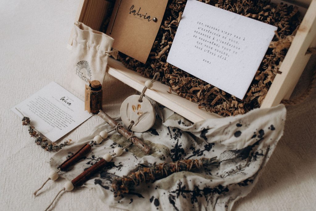 Amulette Salvia & Citrine : confection artisanale réalisée en un seul exemplaire avec argile et matières naturelles. Rite initiatique à la rencontre de la magie du vivant guidé par : sauge, citrine. Intention : joie-clarté-abondance