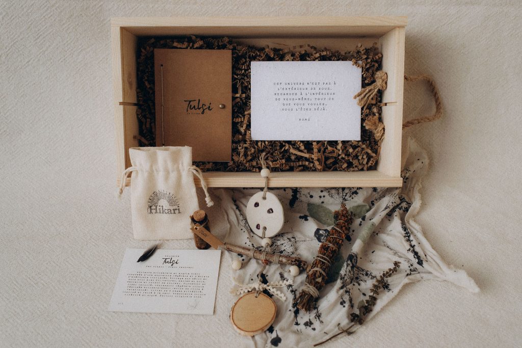 Coffret amulette : confection artisanale réalisée en un seul exemplaire avec argile et matières naturelles. Rite initiatique à la rencontre de la magie du vivant guidé par : basilic sacré, améthyste. Intention : élévation-protection-guérison
